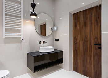 Baie elegantă, baie contemporana, Decor elegant, design minimalist, Interiorul toaletei, scufundați pe dulap, lângă oglindă, oglindă rotundă, iluminatul modern, dulap negru, alb chiuveta