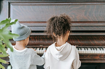 børn spiller klaver, børn, der øver sig på klaver, indendørs klaverpraksis, dreng og pige spiller klaver, fremme venskab, musikalsk talent, etniske børn, Klaverpraksis, indendørs musikpraksis, børns musik, Klaverlæring