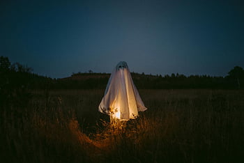 Upiorna postać, Biała sukienka, Zielona trawa, noc, Duch Halloween, ciemne pole, Illuminowana postać, Upiorna scena, fotografia plenerowa, fotografia nocna, kostium duchów