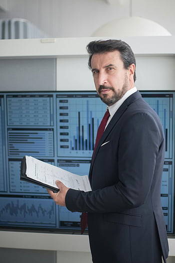 işadamı, takım elbise, Finansal Grafikler, ofis ekranları, veri analizi, profesyonel kıyafetler, kurumsal çevre, İşletme Belgeleri, ofis ayarı, Finansal Analiz, iş profesyoneli