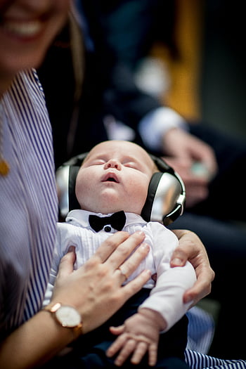 mulher carregando bebê, bebê fofo, bebê usando fones de ouvido, gravata borboleta de bebê, bebe dormindo, configuração interna, moda bebê, Acessórios para Bebês, Estilo bebê, fotografia do bebê, conforto de bebê