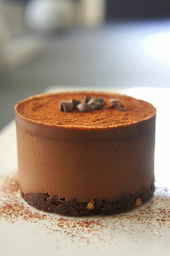 torta alla mousse di cioccolato, torta al forno, piatto in ceramica bianca, consistenza cremosa, amanti dei dessert, torta gourmet, torta al cioccolato, fotografia di cibo, dolce, mousse al cioccolato, piatto bianco