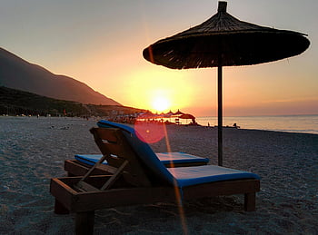 Albánská pláž, západ slunce, lehátka, slaměné slunečníky, Relaxační scéna, pobřeží, během dne, Dřevěný Lounger, slunečníky, plážová lehátka, přímořská relaxace