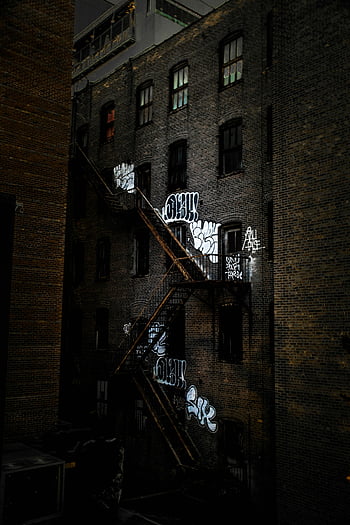 parete marrone e nero, graffiti in bianco e nero, Edificio in mattoni esterni, scale antincendio, scena notturna, arte urbana, arte di strada, facciata dell'edificio, fotografia notturna, paesaggio urbano, arte dei graffiti