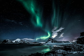 luzes auroras verdes, montanha coberta de neve, período noturno, Aurora boreal, noite estrelada, picos nevados, Nordland Noruega, paisagem de inverno, céu noturno, fenómeno natural