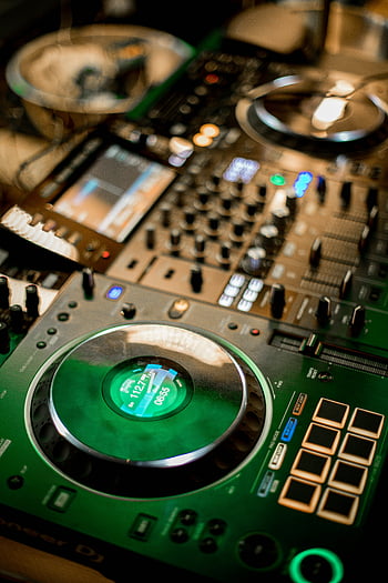 DJ Mixer،  وحدة التحكم الموسيقية،  دي جي المهنية،  قريب،  إعداد نابض بالحياة،  القرص الدوار،  معدات DJ،  إنتاج موسيقي،  خلاط الصوت،  وحدة تحكم DJ،  بايونير دي جي