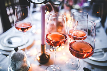 Růžové sklenice na víno, Nastavení elegantního stolu, sofistikovaný večer, vinné skleničky, růžové víno, nastavení tabulky, Večerní shromáždění, víno, brýle, šik, sofistikovaný