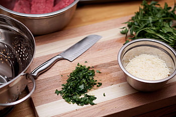 kuchyně, vaření, nůž, koriandr, mísa na mixování, sítko, filtr, kuchyňské nádobí, parmazán, skartovaný sýr, skartovaný parmezán