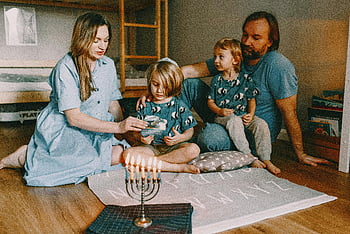 rodina, hanukkah, menorah, malé děti, útulný domov, oslava, osvětlení svíčky, prázdninové tradice, Slavnostní atmosféra, jednotnost, rodinného času