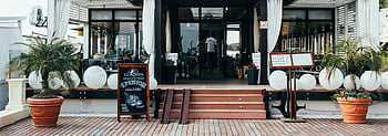 Beachfront Restaurant, tropických rostlin, hrnkové rostliny, Stylové značení, Pozvící fasádu, venkovní stolování, restaurace vstup, zelené hrnkové rostliny, Výzdoba restaurace, Stravování na pláži, Exteriér restaurace