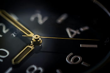 orologio analogico nero, colpo di macro, orologio da polso analogico, Mani d'oro, numeri sfocati, orologio dettagliato, Faccia di orologio nero, Close-up orologio da polso, orologio analogico, Guarda i dettagli, Gold Guarda le mani