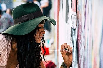 femeie pictura, perete arta, mural exterioară, graffiti artist, culori vibrante, Expresie creativă, arta stradală, arta urbană, femeie artist, pălărie, cursa perie