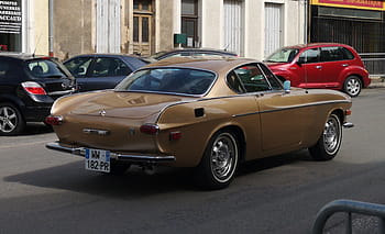 volvo, 1800s, US-Spec, klassisches Auto, Oldtimer, braunes Auto, Straßenszene, geparkte Autos, Verdun Sur Le Dobbs, Frankreich, 1,8 108 PS