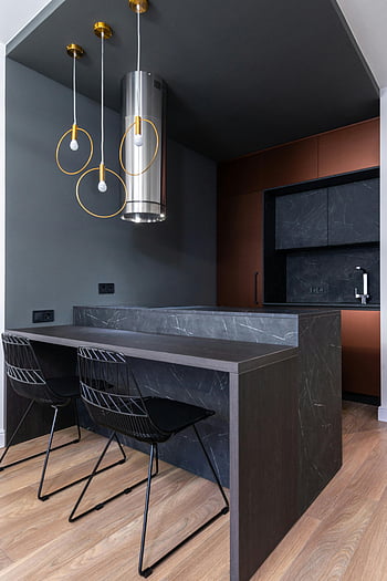 eigentijdse keuken, stijlvolle hanglampen, marmeren aanrecht, minimalistische stoelen, Modern keukenontwerp, zwarte kasten, houten vloer, keuken eiland, interieur ontwerp, huisdecoratie, eigentijdse verlichting