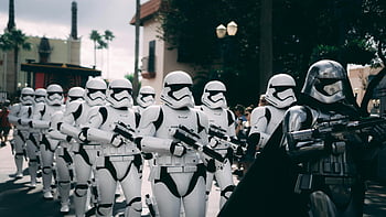 Stormtrooper kostýmy, událost cosplay, zábavní park, Skupina Stormtroopers, Pochoduje venku, hvězdné války, Bílé brnění, Blasters, sci-fi, Událost fanoušků, kostýmní přehlídka