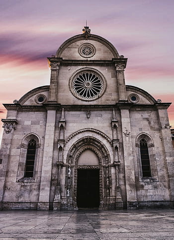 Šibenik Catedral, Croacia, cielo del atardecer, fotografía de ángulo bajo, edificio de concreto blanco, fachada de la catedral, impresionante puesta de sol, detalles arquitectonicos, edificio religioso, hito histórico, arquitectura europea