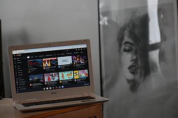 Youtube, laptop obrazovky, acer laptop, dřevěný stůl, Útulné vnitřní, umělecká díla, Webové stránky YouTube, Vnitřní nastavení, displej notebooku, Domovská stránka YouTube, Umělecká díla vedle notebooku