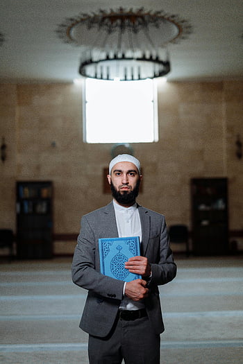 muslimský muž, černý sako, modrá kniha, Korán, mešita, víra, oddanost, náboženský symbol, lustr, interiér, modlitba