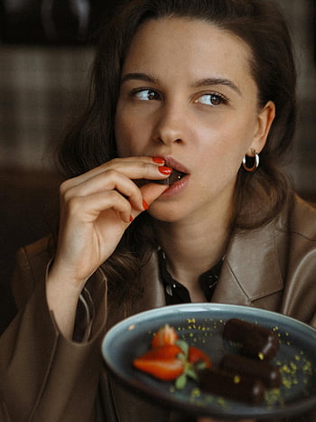 femeie, geaca de piele, Mâncând ciocolată, căpșune, Setare interioară confortabilă, savurarea gustării, Gustare de ciocolată, Fotografie interioară, casual de luat masa, Moment desert, bucurându -se de tratament