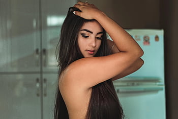 Elegantní portrét, Mladá žena, dlouhé vlasy, makeup, Vnitřní pozice, moderní fotografie, Stylová fotografie, Póza bez ramene, Vnitřní nastavení, příležitostná elegance, přirozené osvětlení