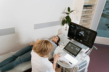 raskaana oleva nainen, ultraääni -konsultointi, Lääketieteen ammattilainen, klinikka, lääkinnälliset laitteet, ultraääni, terveydenhuollon asetus, synnytystä edeltävä hoito, lääketieteellinen skannaus, potilastutkimus, Terveydenhuollon ammattilainen