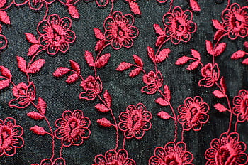 ornamento floreale, panno nero, ricamo floreale rosso, tessuto nero, struttura, Eleganza del modello, avvicinamento, Dettagli da ricamo, disegno floreale, Arte tessile, tessuto decorativo