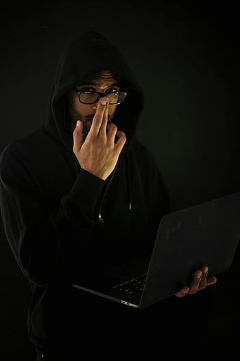 Geek de computer masculin, ochelari de vedere, laptop, întuneric, omul în hoodie, ochelari, camera intunecata, securitate cibernetică, figura cu glugă, tehnologie, securitate online