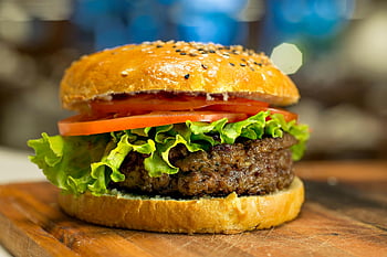 hamburger, marhahúsos hamburger, közelkép, szezámmag zsemle, saláta, paradicsom, ínycsiklandó, élelmiszer-fotózás, burger, szendvics, étkezés