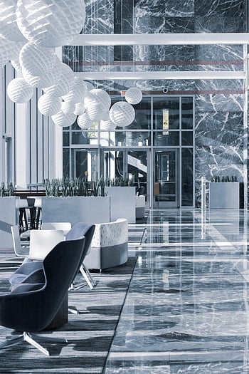 lobi hotel, lantai marmer, perabot modern, kursi abu-abu, desain yang elegan, desain interior, Hotel mewah, Gaya Kontemporer, pencahayaan putih, ruang dalam ruangan, tempat duduk yang nyaman