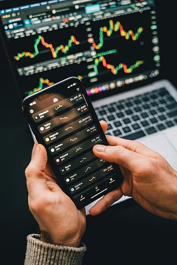 chytrý telefon, ruce, finanční grafy, technologie, skladová aplikace, laptop, cryptocurrency, obchodování, Analýza trhu, Digitální finance, investice