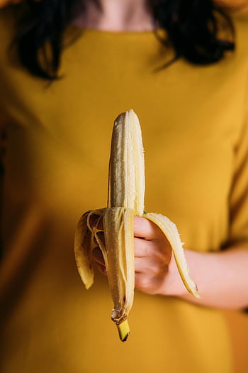 wanita memegang pisang, pisang matang, makan sehat, nutrisi, pisang kuning, foto tanaman, orang yang memegang pisang, kulit pisang, makanan sehat, buah, buah kuning