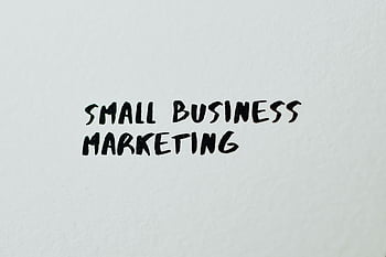 kisvállalkozási marketing, fekete szöveg, fehér háttér, kreatív felhasználás, Szöveg a papíron, marketing stratégiák, üzleti promóció, kézzel írott szöveg, marketingötletek, Üzleti növekedés, marketing tippek