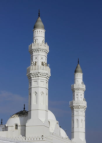 Moschea Quba, minareti bianchi, cielo blu, Arabia Saudita, Vista elegante, edificio in cemento bianco, architettura religiosa, architettura islamica, minareti della moschea, cielo sereno, cupole bianche