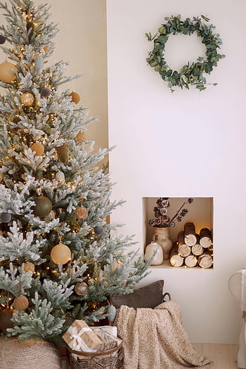 kerstboom, rustieke inrichting, warme woonkamer, Uitnodigende sfeer, versierde boom, presenteert, vakantie seizoen, gezellig interieur, feestelijke decoraties, natuurlijke ornamenten, krans