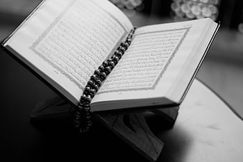 coran, monochrome, noir et blanc, Coran ouvert, support en bois, chapelet de prière, Foi islamique, dévouement, fermer, texte religieux, spiritualité