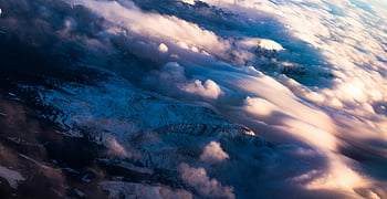 Fotografia lotnicza, białe chmury, górskie szczyty, zmierzch, dramatyczny krajobraz, surowe góry, wspaniały widok, Cascading Clouds, widok z lotu ptaka, górska sceneria, Scena zmierzchu