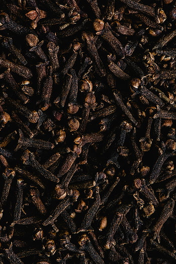 dried cloves, close-up shot, aromatic spices, rich brown color, texture details, culinary ingredients, spice photography, dried spices, clove texture, spice close-up, aromatic herbs