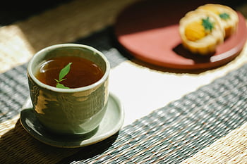 Tasse Tee, frische Minze, Kräutertee, Wicker Mat, Gebäck auf Teller, warmer Tee, Sitzordnung bei Tisch, Teetasse, Blatt Minze, Teezeit, Gebäck