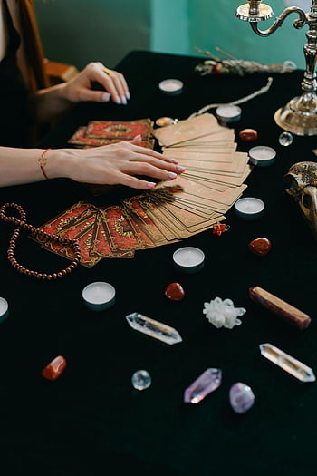 tarotové karty, krystaly, věštectví, věštění, Mystická atmosféra, svíčky, Okouzlující scéna, tarot šíří, duchovní čtení, mystické objekty, okouzlení