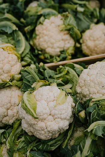 white cauliflower, green leaves, fresh vegetables, outdoor market, Erfurt Germany, close-up photo, healthy food, natural produce, cauliflower harvest, market stall, organic cauliflower