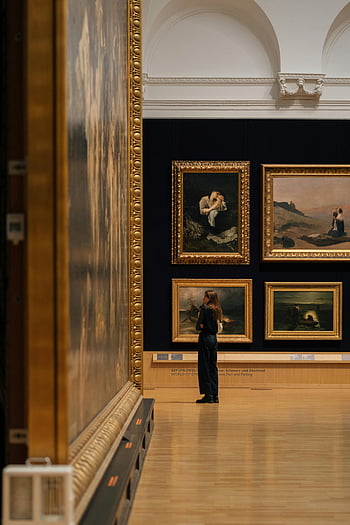 žena v muzeu, Hamburské muzeum, galerie umění, ozdobené rámečky, malby, žena obdivující umění, interiér muzea, umělecká výstava, kulturní zážitek, historické obrazy, návštěvník muzea