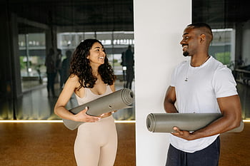 Muž v bílé košili, Šedá jóga, usmívající se muž, usmívající se žena, podložky na jógu, Třída fitness, Moderní tělocvična, zdatnost, cvičení, tělocvična
