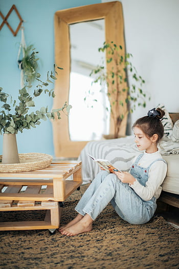 Mädchen lesen, Teppichboden, gemütlicher Innenräume, junges Mädchen, Buch, Innenumgebung, auf dem Teppich sitzen, gemütliches Zimmer, Buch lesen, Innenszene, Mädchen im Overall