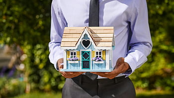 podnikatel, model domu, investice do nemovitostí, miniaturní dům, dřevěný dům, Holding House, Symbol nemovitosti, model domů, koncept nemovitostí
