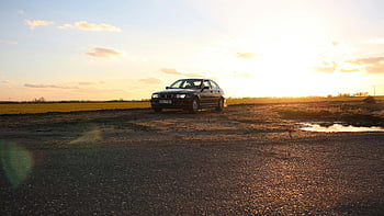 bmw e46, berlina nera, strada rurale, tramonto, contre-jour, Scena serena, auto parcheggiata, ambientazione esterna, luce naturale, campagna, ambiente tranquillo