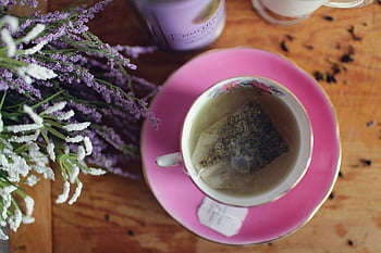 čajový sáček, šálek, bylinkový čaj, levandule, aromatické byliny, Růžový květinový šálek, uklidňující čaj, čas na čaj, květinový čaj, čajový ceremoniál, čajové doplňky