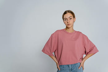 žena, růžové tričko, džíny, Nastavení studia, sebevědomá pozice, Stylový outfit, neformální móda, džíny denim, studiový portrét, ženského modelu, Ležérní styl