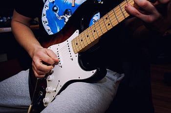 hombre tocando guitarra, guitarra electrica, Músico Strumming, manos centradas, vibraciones de música rock, tocando la guitarra, guitarrista eléctrico, presentación musical, rendimiento de la guitarra, musico de rock, rasgueo de guitarra