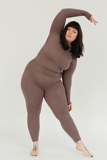 donna taglie forti, allungamento, Positività del corpo, benessere, yoga, studio, fiducioso, sfondo bianco, tatuaggio, a piedi nudi, fitness