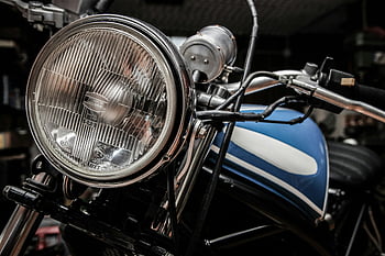 světlomet motocyklu, modrý motocykl, černý motocykl, retro design, klasický motocykl, řídítka, detailní fotografie, standardní motocykl, Podrobný pohled, ročník motocyklu, Detaily motocyklu